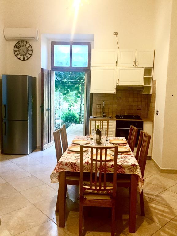 Aloha House Hotel Формия Екстериор снимка